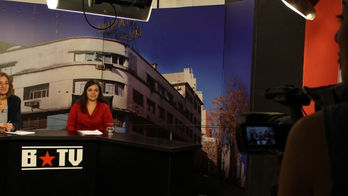 Dos años después de la adjudicación, hoy sale a la pantalla Barricada TV