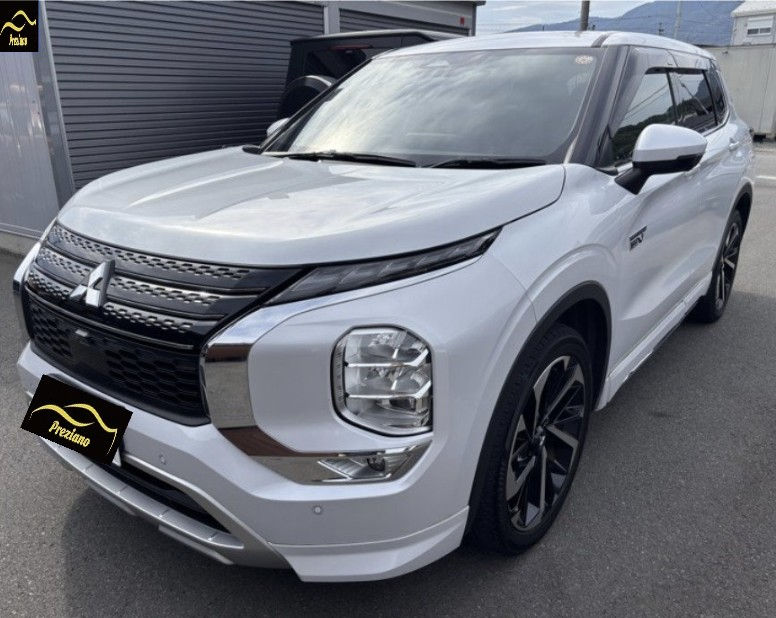 令和4年アウトランダーPHEV　ユーザー様よりお買取させていただきました。数ある業者様から弊社をお選びいただき、誠に有難う御座いました。