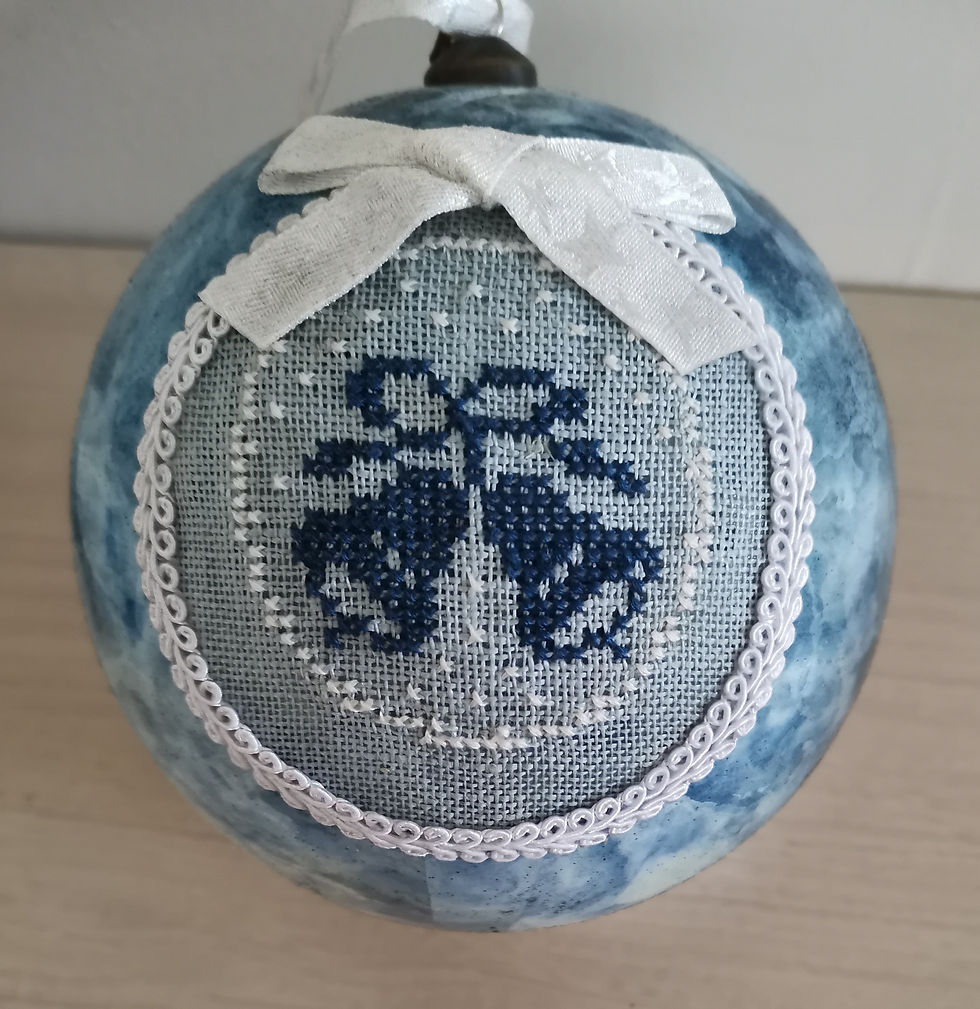 Miniature : Boules de Noël "Azur marbré" avec 2 broderies point de croix