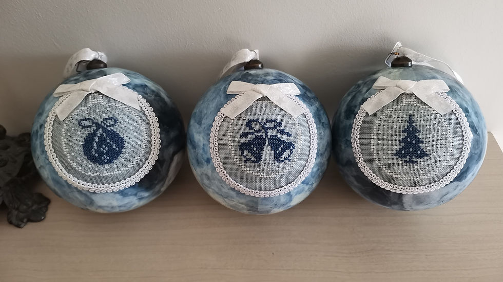 Miniature : Boules de Noël "Azur marbré" avec 2 broderies point de croix