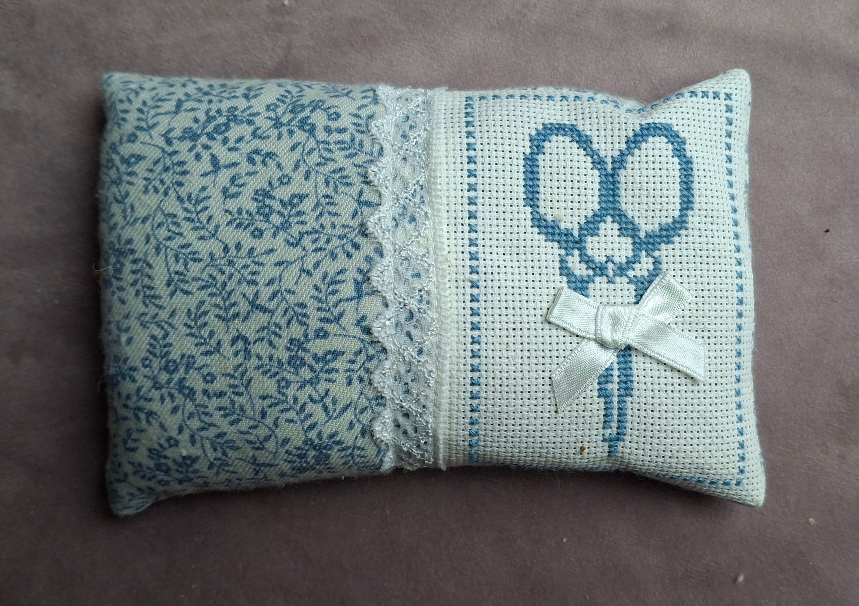 Pique aiguille brodée main garni de graines de lin