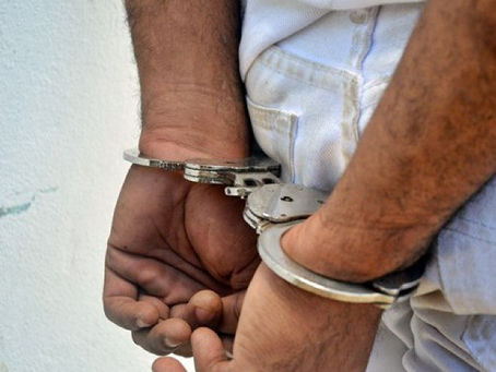 Detienen a hombre de 40 que iba con nena de 15, dijo que era su pareja y tenia pedido de captura