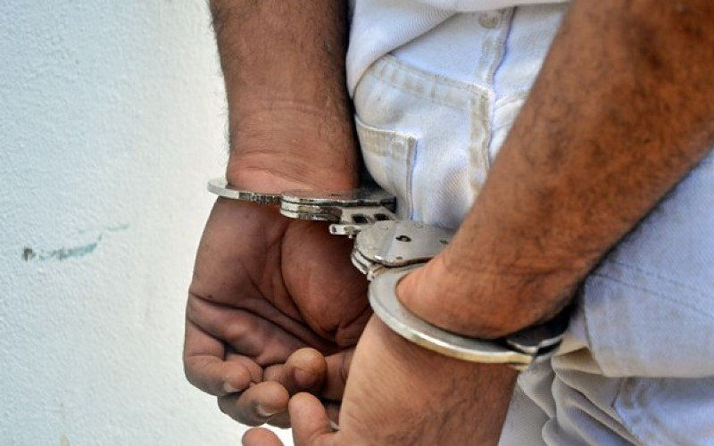 Detienen a hombre de 40 que iba con nena de 15, dijo que era su pareja y tenia pedido de captura