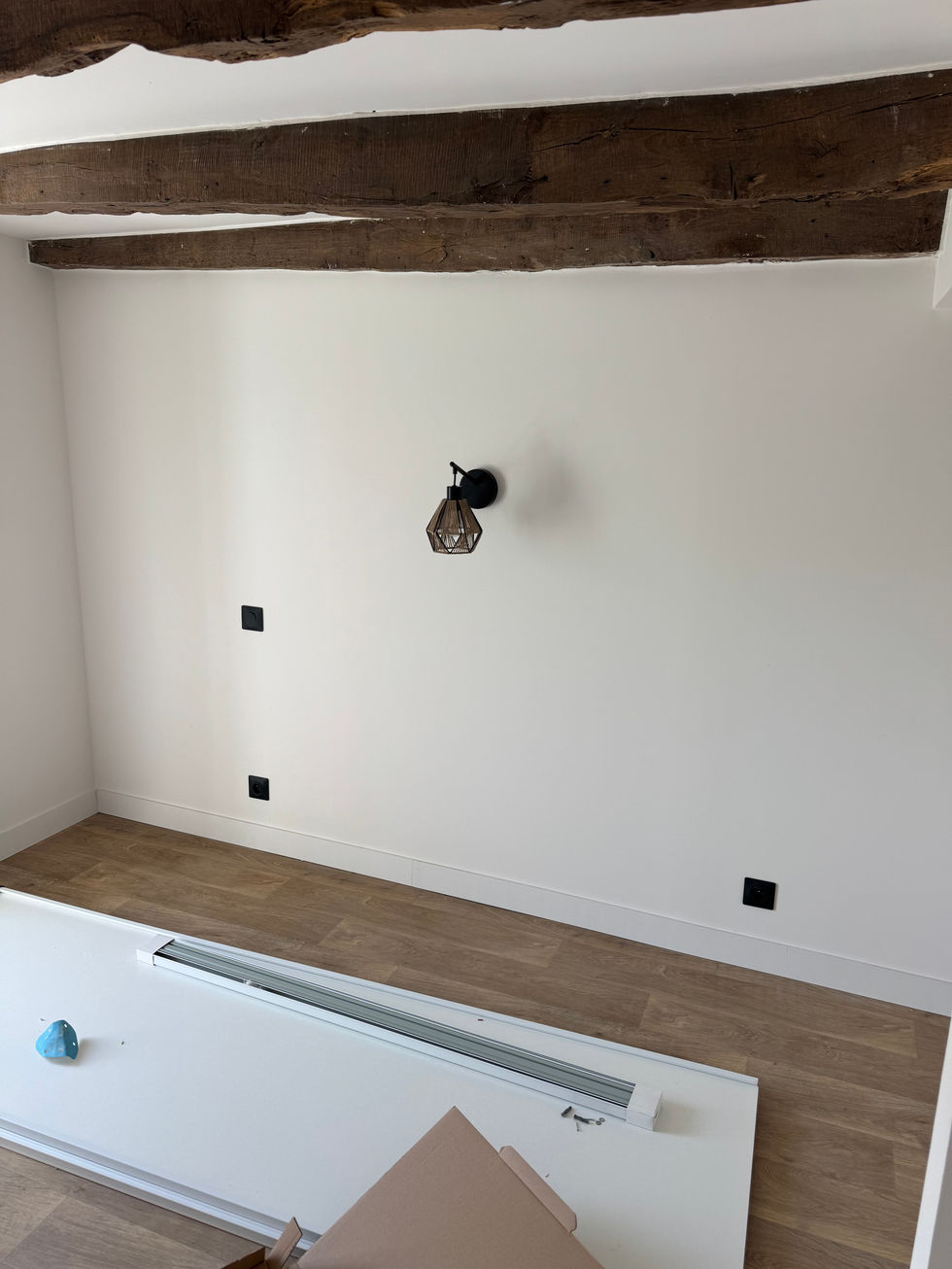 Rénovation électrique appartement avec applique cage noire et prises noir mat — NC Électricité, électricien à Dinan (22)