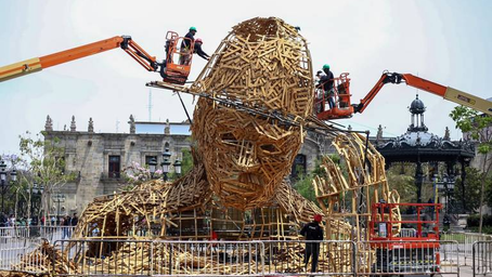 Desmontan al Charro de Madera que estaba junto a catedral