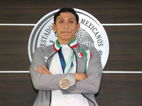 Carlos Cedeño, medallista en natación y futuro abogado