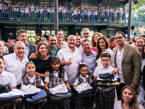 ENTREGA ENRIQUE ALFARO PAQUETES RECREA EN GUADALAJARA; 190 MIL ESTUDIANTES SERÁN BENEFICIADOS