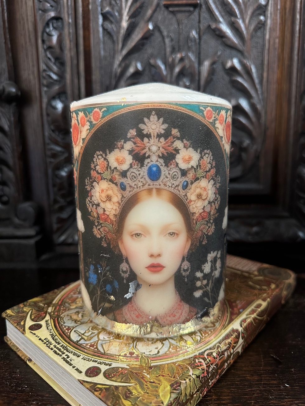 Queen Charlotte medium candle