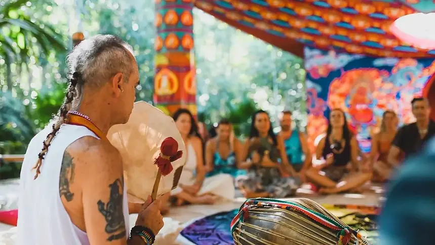 personas cantando en la selva