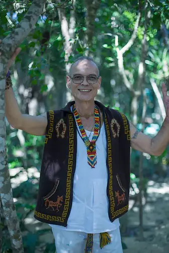 priyananda meditando en cenote .webp