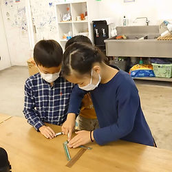 道具を使って実際に手を動かすことで、多角的に物事の規則性を理解します。
