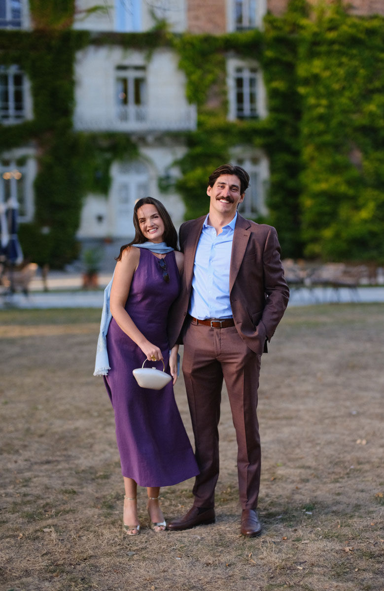 Séance photo portrait des invités à l'issue de la cérémonie laïque au Château d'Apigné, Rennes. Bretagne.