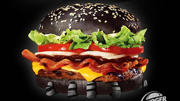 Hambúrguer com pão preto do Burguer King chega ao Brasil