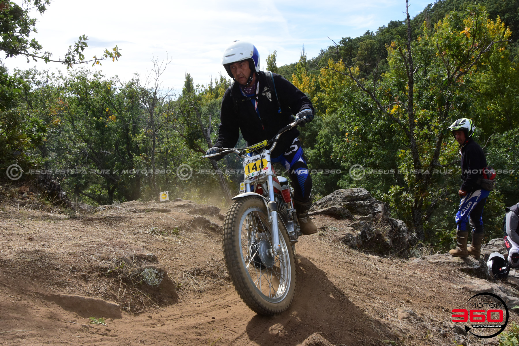 144_ROB_9737