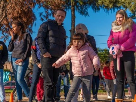 Junto a chicos del barrio, Abella inauguró un nuevo playón multideportivo en Villanueva