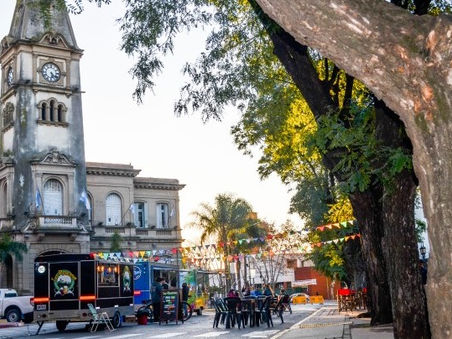 Se viene otro fin de semana largo de artesanos y food trucks en la Plaza Eduardo Costa