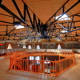 Ahşap tavanlı iç mekan, turuncu korkuluklu, Uluslararası Harakani Kültür Vakfı.