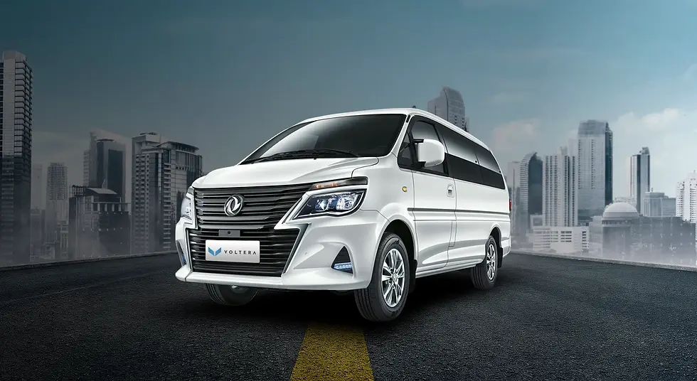 Minibús eléctrico DFLZ M5 en ciudad, movilidad sostenible y electromovilidad con Voltera