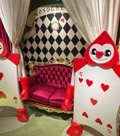 Akihabara Concept Cafe Alice × Alice interior decorations Alice in Wonderland card soldiers