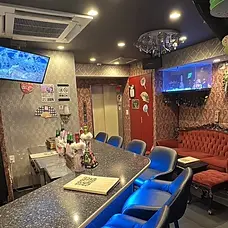 秋葉原 コンセプトカフェ ブラックシンデレラ インテリア バーカウンターとソファ5