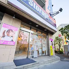 Akihabara Maid Cafe AKIBA ZETTAI Ryouiki interior front door and street view 2