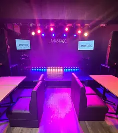 アマステージ ライブカフェ&バー ロゴ 秋葉原 異色カフェ インテリア テーブル、ステージ