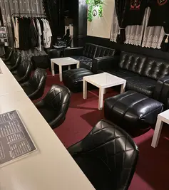 秋葉原 コンセプトカフェ ビーキャッツ インテリア バーカウンターとソファ4