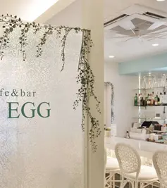 秋葉原 メイドカフェ ブルーエッグ インテリア 壁の装飾ロゴとバーカウンタ