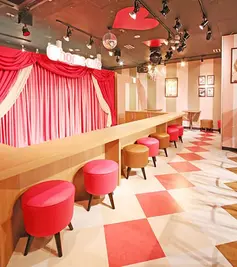 秋葉原 メイドカフェ あっとほぉーむカフェ 秋葉原ドンキ店 「ドン・キホーテ」 インテリア テーブル2