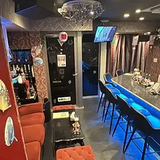 秋葉原 コンセプトカフェ ブラックシンデレラ インテリア バーカウンターとソファ4