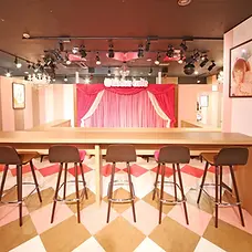 秋葉原 メイドカフェ あっとほぉーむカフェ 秋葉原ドンキ店 「ドン・キホーテ」 インテリア テーブル3