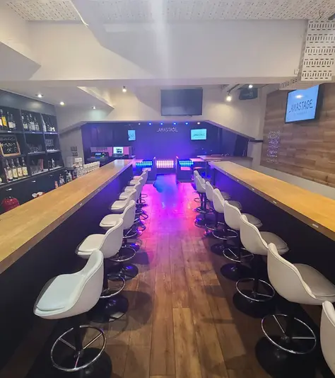 アマステージ ライブカフェ&バー ロゴ 秋葉原 異色カフェ インテリア バーカウンター、テーブル、ステージ1