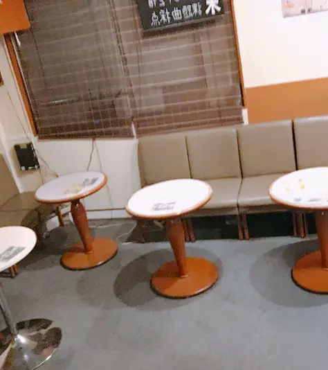 秋葉原 コンセプトカフェ アニカラ アーミーズ インテリア ソファ