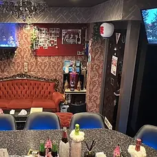 秋葉原 コンセプトカフェ ブラックシンデレラ インテリア バーカウンターとソファ1