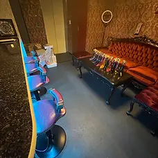 秋葉原 コンセプトカフェ ブラックシンデレラ インテリア バーカウンターとソファ2
