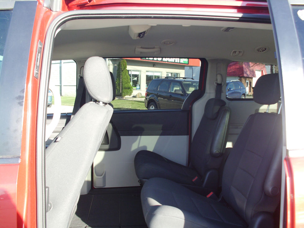 2009 Grand Caraven SE Red 009.jpg