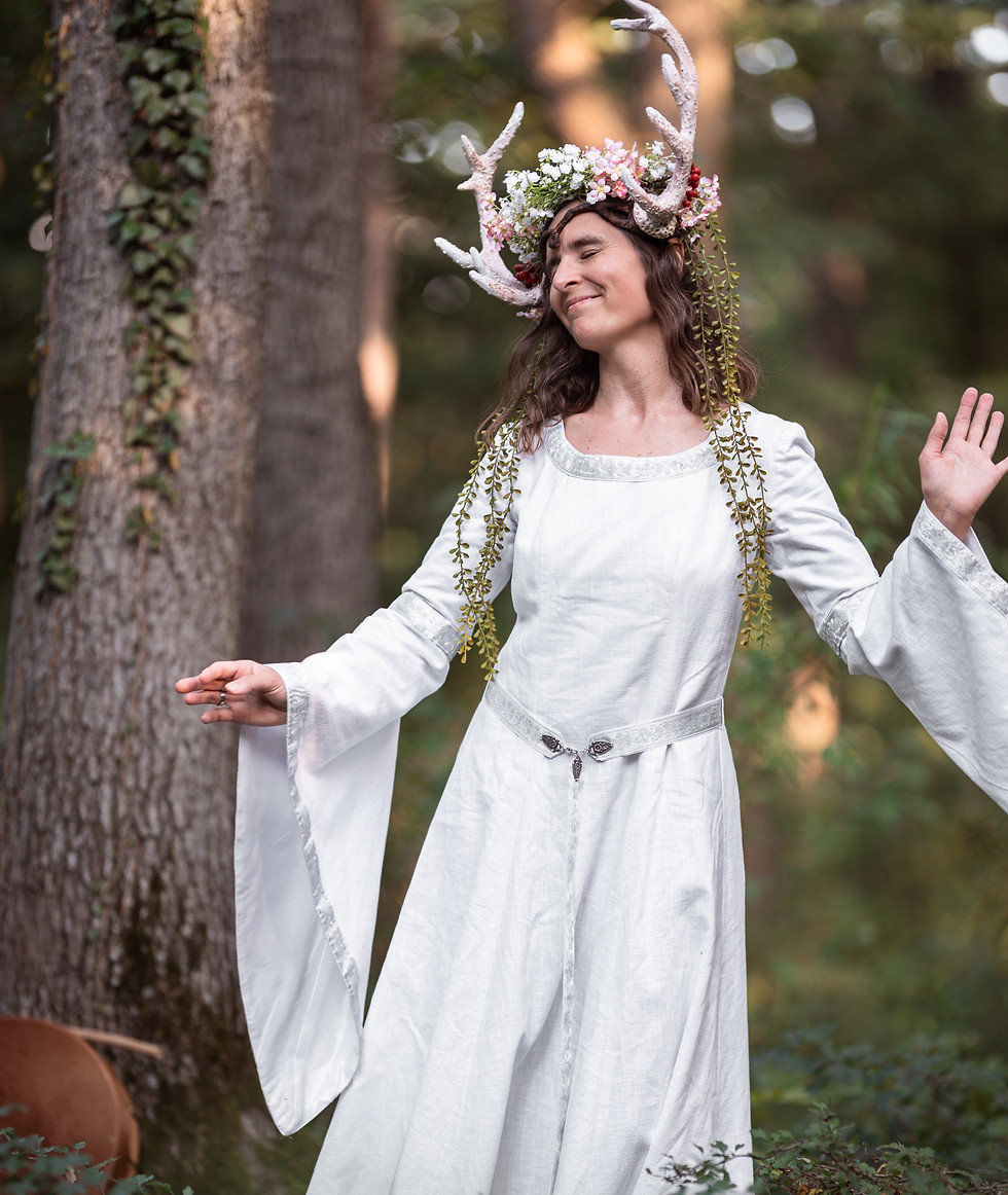 Sarah Hüterin des Waldes Tanzend im Wald.Ihr Name ist Samarah oder auch Gertrude Stimpfl Hinterholzer