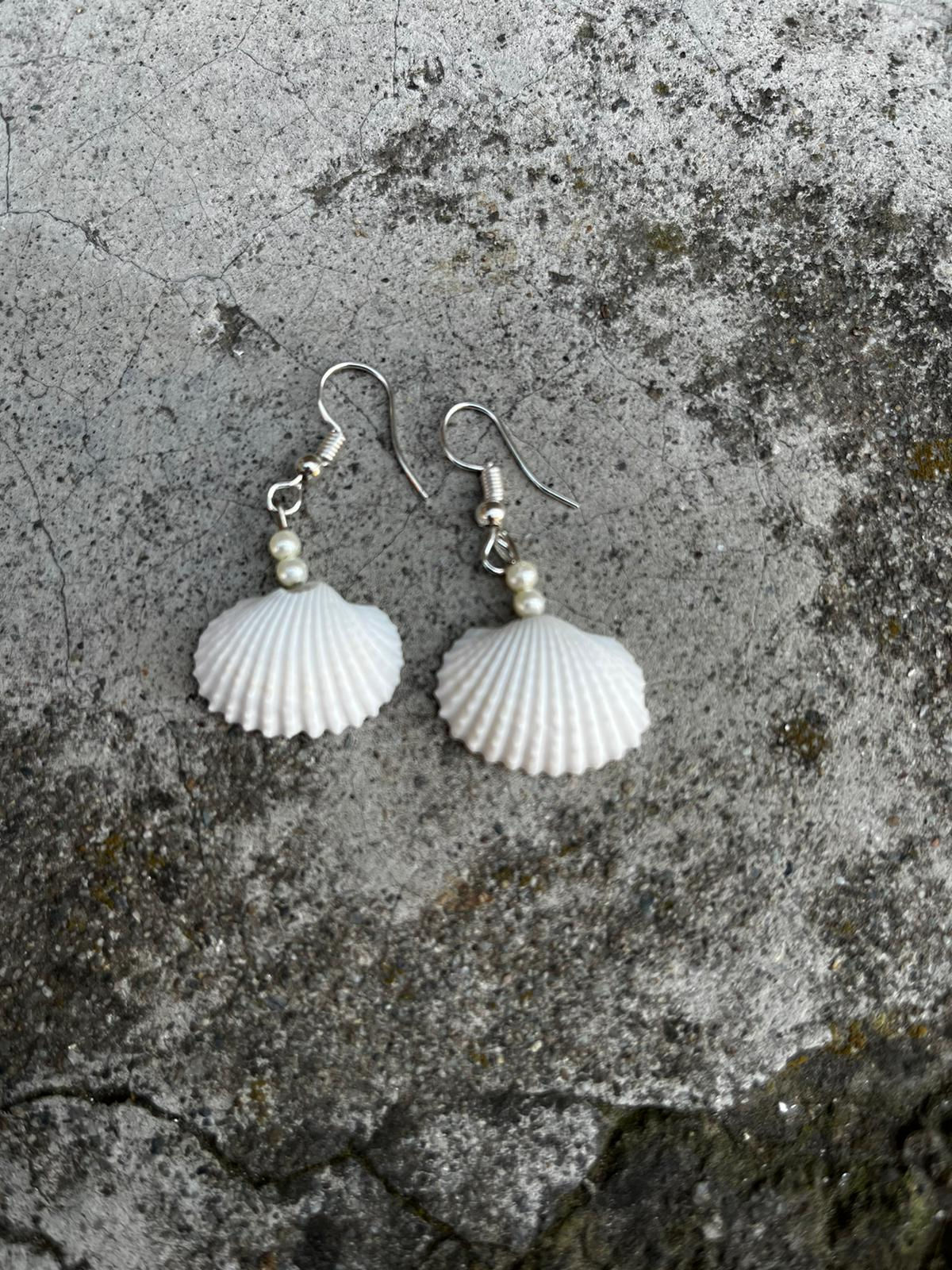 2235 Ørepynt med rundt skjell