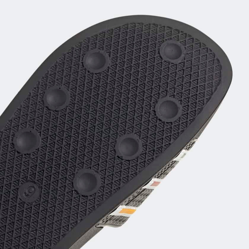 الصورة المصغرة: ADILETTE SLIDES Core Black / Cloud White / Team Colleg Gold