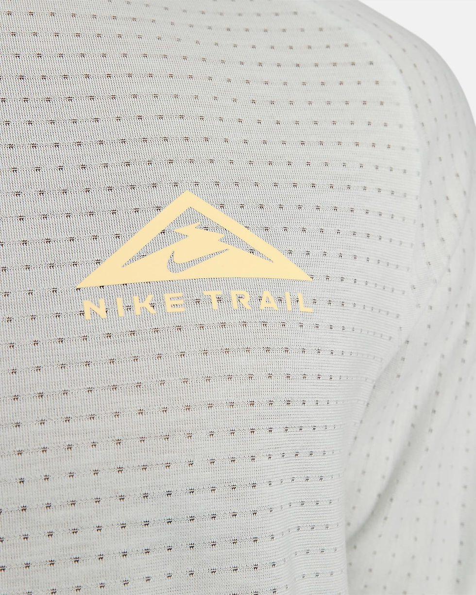 الصورة المصغرة: Nike Trail Solar Chase Men's Dri-FIT Short-Sleeve Running Top