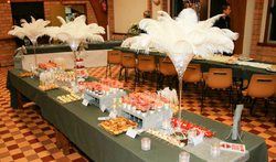 Buffet anniversaire gris et plumes