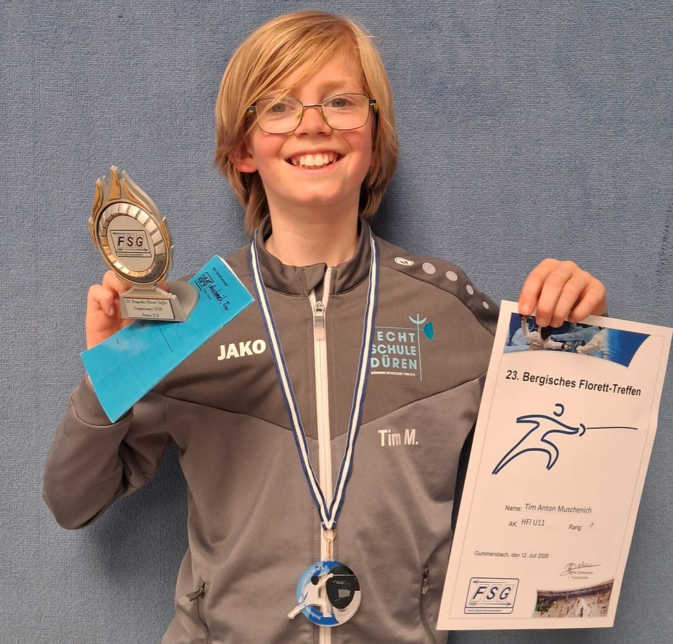 Tim als Sieger der U11 mit Pokal, Medaille und Urkunde