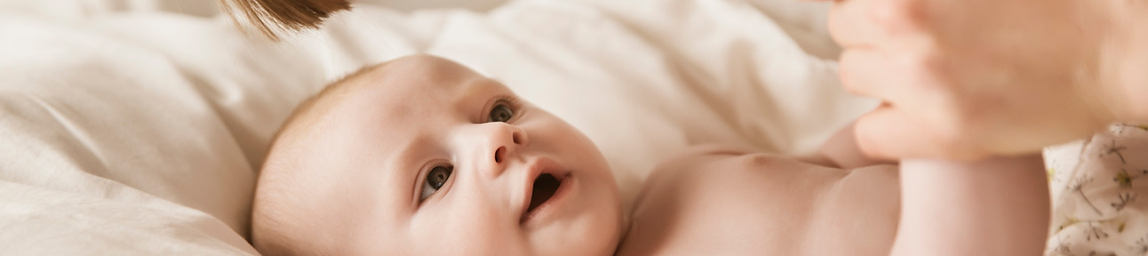 Madre sonriente con bebé recién nacido