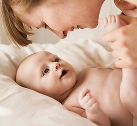 Madre sonriente con bebé recién nacido