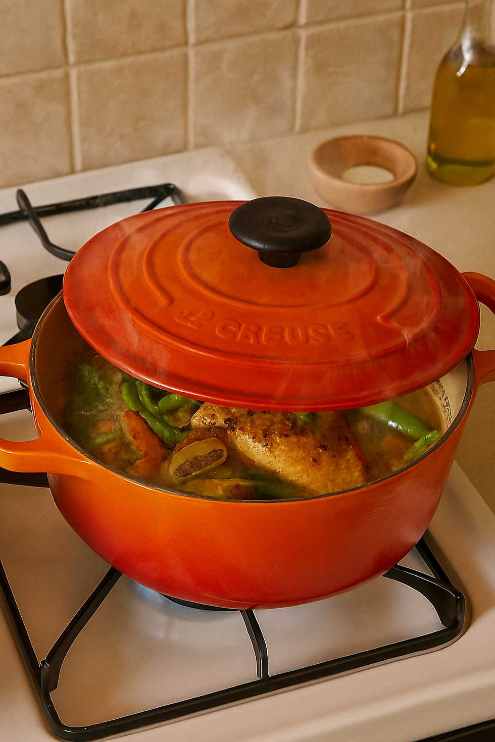 Image: Le Creuset pot simmering on the stove. By X-Aladdin