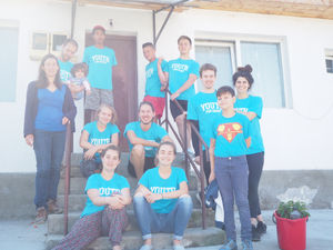 Une cour remplie d'enfants