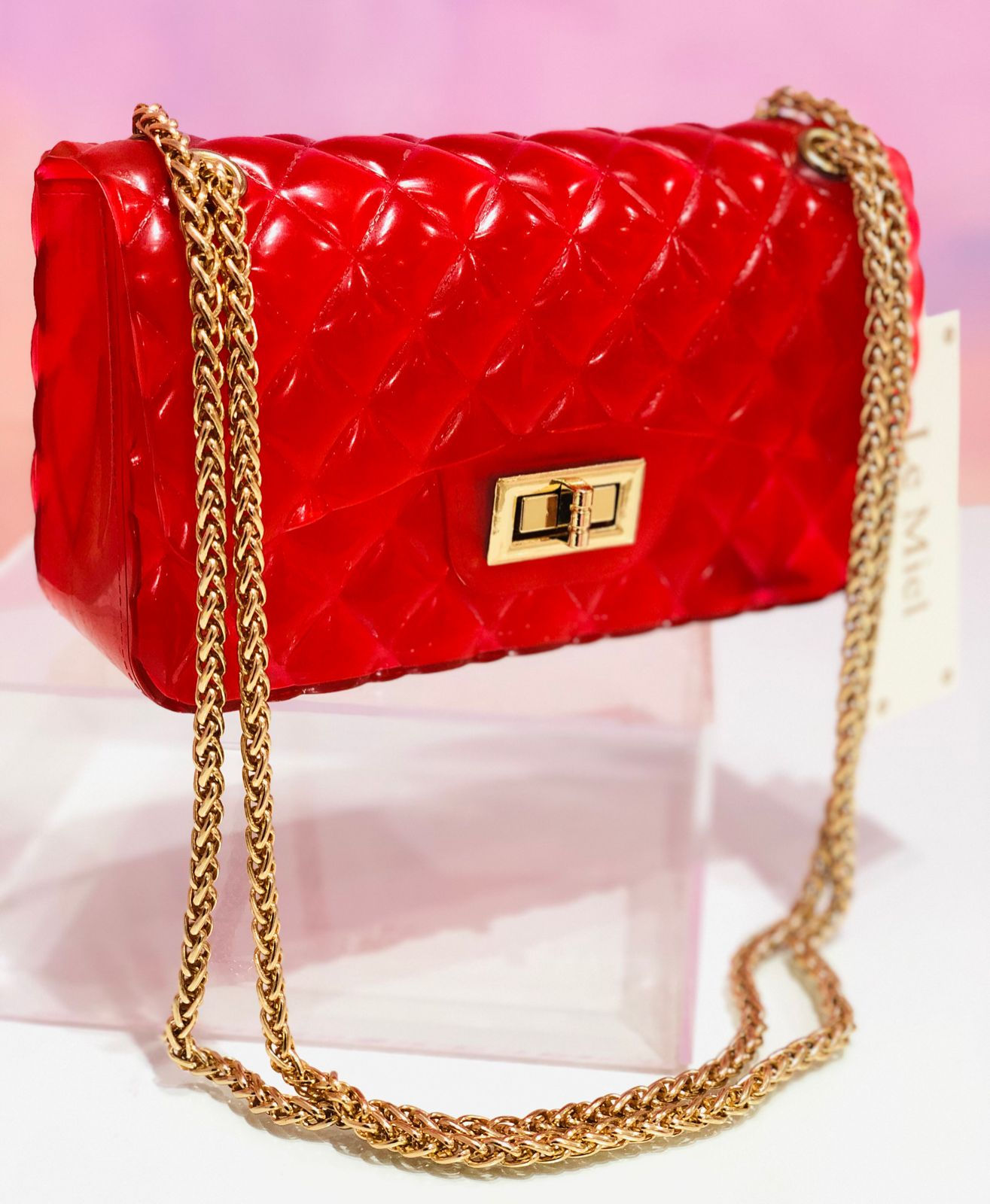 Bolsa roja con cadena dorada