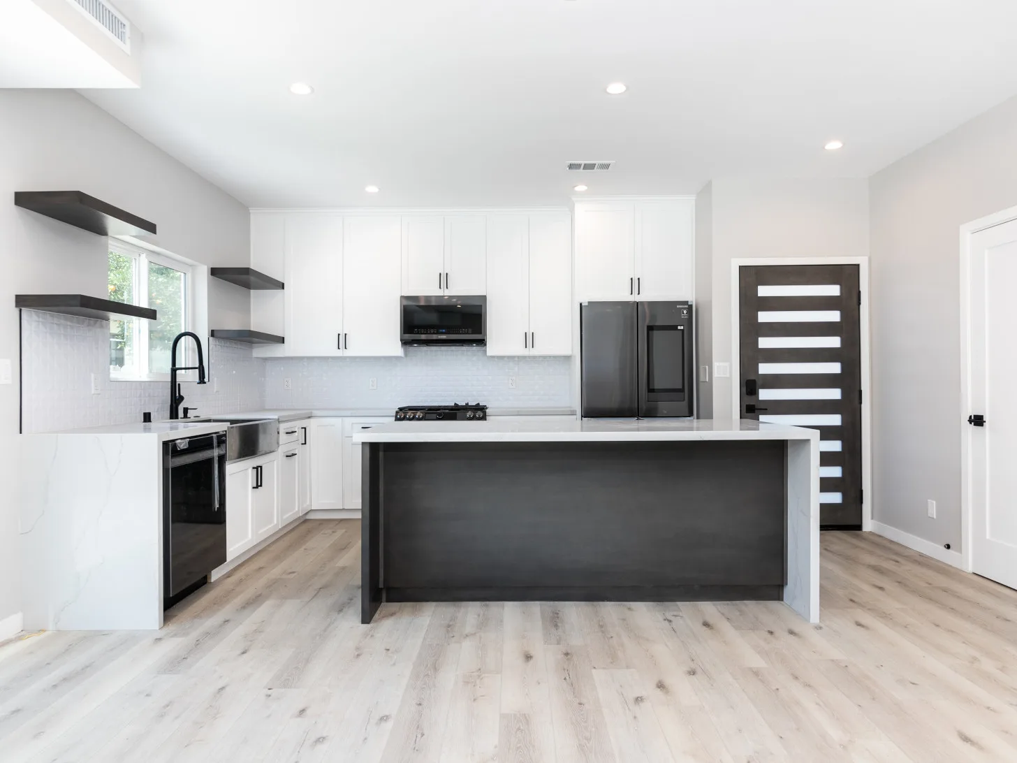 From affordable kitchen renovation packages for those on a tight budget to complete kitchen makeovers for those seeking a truly spectacular transformation,