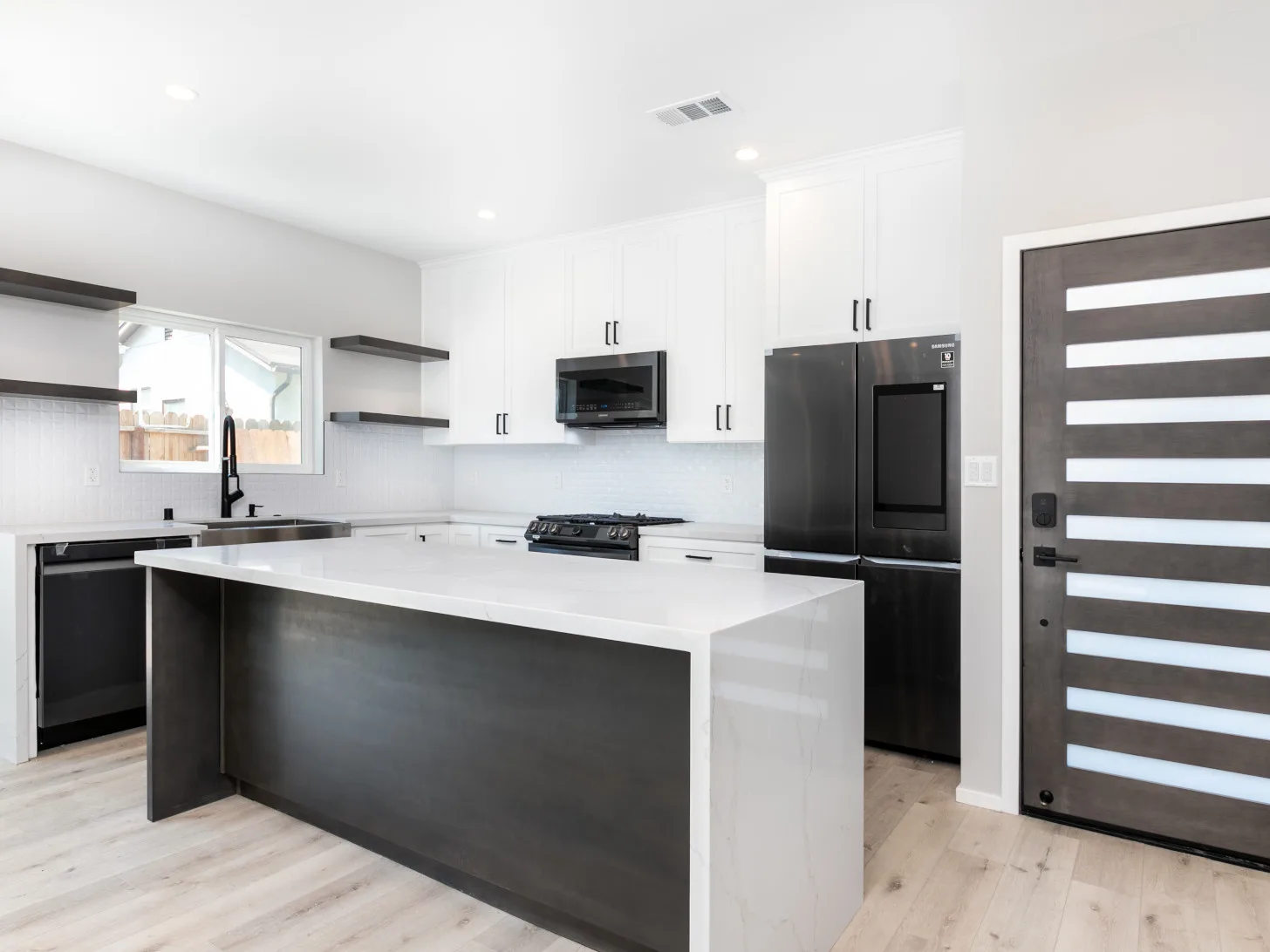 From affordable kitchen renovation packages for those on a tight budget to complete kitchen makeovers for those seeking a truly spectacular transformation,