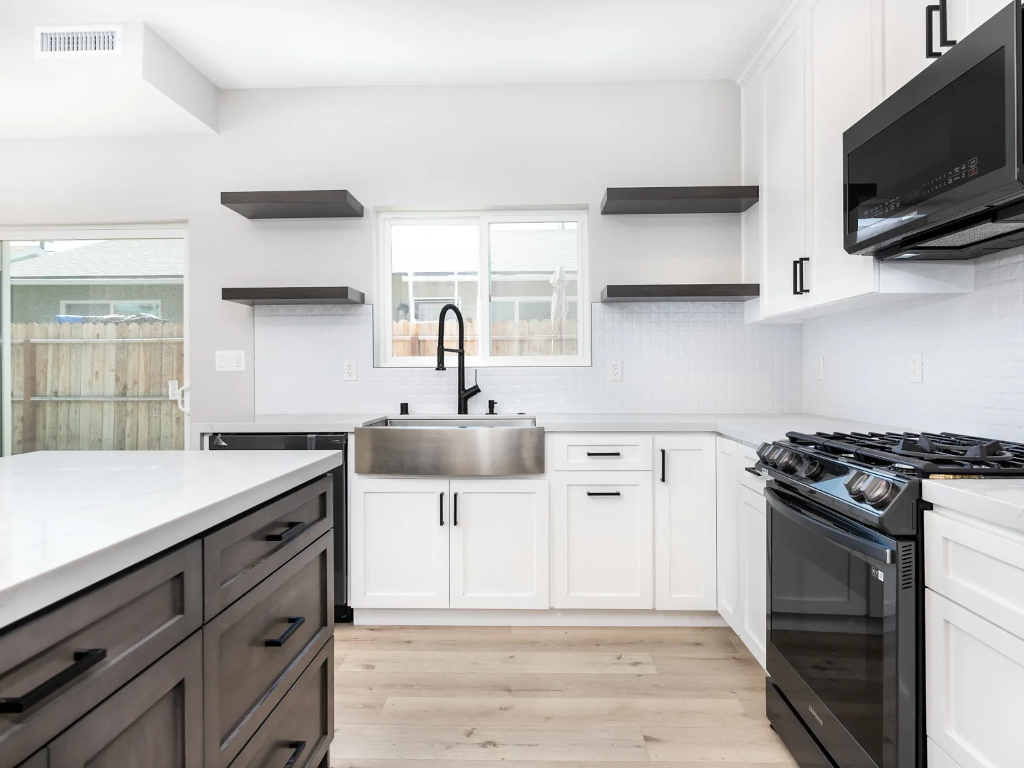 From affordable kitchen renovation packages for those on a tight budget to complete kitchen makeovers for those seeking a truly spectacular transformation,